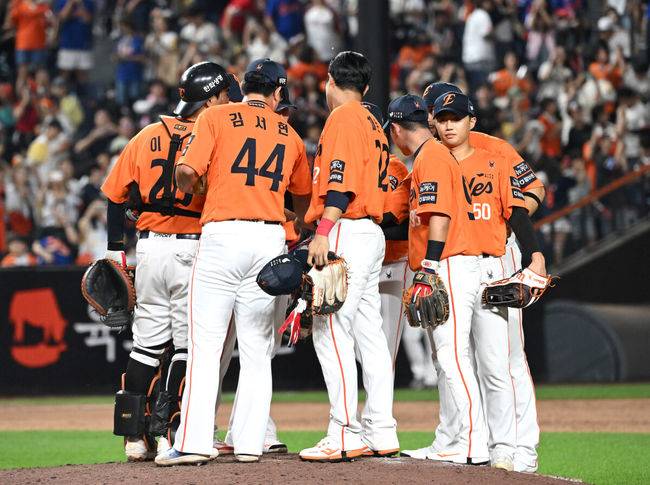 [OSEN=대전, 이대선 기자] 프로야구 한화 이글스가 키움 히어로즈 상대로 12연승을 질주했다. 에이스 코디 폰세가 개막 17연승을 거두며&nbsp;무패 행진을 이어갔고, 루이스 리베라토가 만루 홈런을 폭발했다.&nbsp;한화는 13일 대전 한화생명볼파크에서 열린 2025 신한 SOL Bank KBO리그 키움과의 홈경기를 10-5로 이겼다.&nbsp;경기 종료 후 한화 선수들이 승리의 기쁨을 나누고 있다. 2025.09.13 /sunday@osen.co.kr