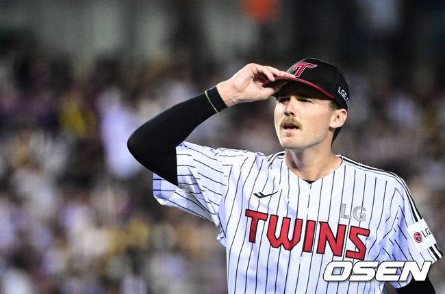 [OSEN=잠실, 조은정 기자]30일 오후 서울 잠실구장에서 ‘2025 신한 SOL Bank KBO리그’ LG 트윈스와 키움 히어로즈의 경기가 열렸다.홈팀 LG는 톨허스트, 방문팀 키움은 박정훈을 선발로 내세웠다.6회초 무실점으로 이닝을 마친 LG 톨허스트가 더그아웃으로 향하고 있다. 2025.08.30 /cej@osen.co.kr