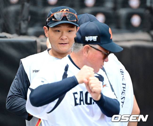 [OSEN=대전, 최규한 기자] 경기를 앞두고 진행된 훈련에서 한화 김태연과 김경문 감독이 대화를 나누고 있다. 2025.09.03 / dreamer@osen.co.kr