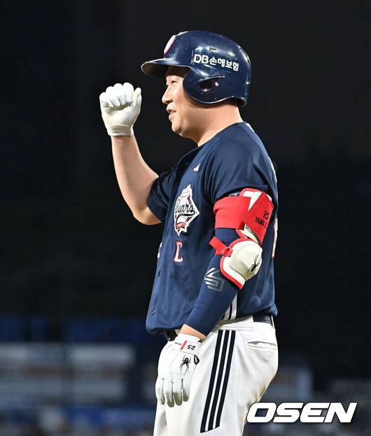 [OSEN=창원, 이석우 기자] 5일 창원NC파크에서 2025 신한 SOL 뱅크 KBO 리그 NC 다이노스와 두산 베어스의 경기가 열렸다. 홈팀 NC는 로건이, 방문팀 두산은 잭로그가 선발 출전했다. 두산 베어스 양의지가 연장 10회초 1사 1,3루 2루수 오른쪽 1타점 내야 안타를 치고 주먹을 불끈 쥐고 있다. 2025.09.05 / foto0307@osen.co.kr