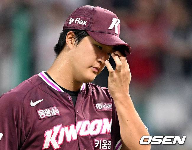 [OSEN=인천, 이대선 기자] 31일 오후 인천 SSG랜더스필드에서 2025 신한 SOL Bank KBO리그 SSG 랜더스와 키움 히어로즈의 경기가 열렸다.SSG는 앤더슨, 키움은 김연주를 선발 투수로 내세웠다.8회말 수비를 마친 키움 전준표가 더그아웃가며 아쉬워하고 있다. 2025.07.31 /sunday@osen.co.kr