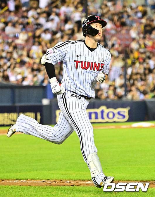 [OSEN=잠실, 지형준 기자] 13일 오후 서울 잠실구장에서 ‘2025 신한 SOL Bank KBO리그’ LG 트윈스와 KIA 타이거즈의 경기가 열렸다.LG는 임찬규, KIA는 이의리가 선발로 나섰다.7회말 1사에서 대타로 나선 LG 홍창기가 중전안타를 날리며 1루로 향하고 있다. 2025.09.13 /jpnews@osen.co.kr