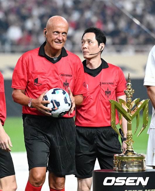 [OSEN=서울월드컵경기장, 이대선 기자] 14일 오후 서울월드컵경기장에서 '2025&nbsp;아이콘매치:&nbsp;창의 귀환,&nbsp;반격의 시작’ 경기가 열렸다.2025 아이콘매치는 넥슨 축구 게임 ‘FC 온라인’과 ‘FC 모바일’의 전설적 은퇴 선수들이 한국 경기장에서 펼치는 특별 경기다. 올해는 베일, 제라드, 카시야스가 새롭게 합류하고 아르센 벵거와 라파엘 베니테스 감독이 지략 대결을 펼친다.경기에 앞서 콜리나 심판이 경기를 준비하고 있다. 2025.09.14 /sunday@osen.co.kr