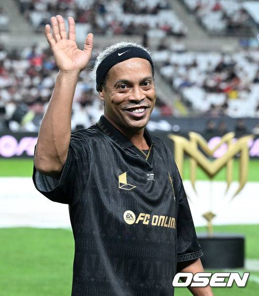 [OSEN=서울월드컵경기장, 이대선 기자] 14일 오후 서울월드컵경기장에서 '2025&nbsp;아이콘매치:&nbsp;창의 귀환,&nbsp;반격의 시작’ 경기가 열렸다.2025 아이콘매치는 넥슨 축구 게임 ‘FC 온라인’과 ‘FC 모바일’의 전설적 은퇴 선수들이 한국 경기장에서 펼치는 특별 경기다. 올해는 베일, 제라드, 카시야스가 새롭게 합류하고 아르센 벵거와 라파엘 베니테스 감독이 지략 대결을 펼친다.경기에 앞서 호나우지뉴가 인사를 하고 있다. 2025.09.14 /sunday@osen.co.kr