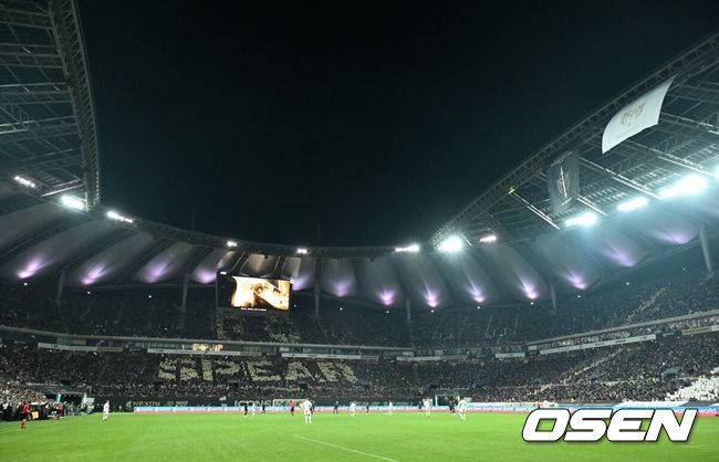 [OSEN=서울월드컵경기장, 이대선 기자] 14일 오후 서울월드컵경기장에서 '2025&nbsp;아이콘매치:&nbsp;창의 귀환,&nbsp;반격의 시작’ 경기가 열렸다.2025 아이콘매치는 넥슨 축구 게임 ‘FC 온라인’과 ‘FC 모바일’의 전설적 은퇴 선수들이 한국 경기장에서 펼치는 특별 경기다. 올해는 베일, 제라드, 카시야스가 새롭게 합류하고 아르센 벵거와 라파엘 베니테스 감독이 지략 대결을 펼친다.경기장을 찾은 팬들이 열띤 응원을 펼치고 있다. 2025.09.14 /sunday@osen.co.kr