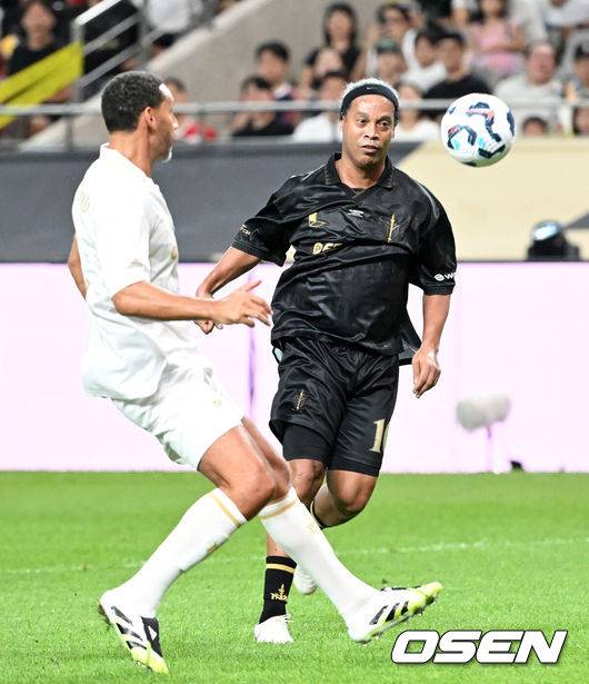 [OSEN=서울월드컵경기장, 이대선 기자] 14일 오후 서울월드컵경기장에서 '2025&nbsp;아이콘매치:&nbsp;창의 귀환,&nbsp;반격의 시작’ 경기가 열렸다.2025 아이콘매치는 넥슨 축구 게임 ‘FC 온라인’과 ‘FC 모바일’의 전설적 은퇴 선수들이 한국 경기장에서 펼치는 특별 경기다. 올해는 베일, 제라드, 카시야스가 새롭게 합류하고 아르센 벵거와 라파엘 베니테스 감독이 지략 대결을 펼친다.전반 스피어 호나우지뉴가 슛을 시도하고 있다. 2025.09.14 /sunday@osen.co.kr