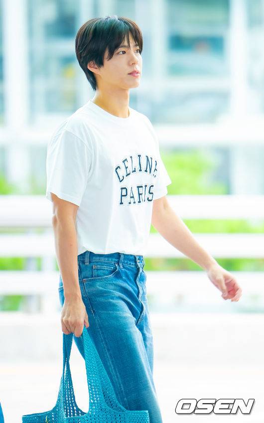[OSEN=인천공항, 민경훈 기자] 배우 박보검이 12일 인천국제공항을 통해 말레이시아 쿠알라룸푸르로 출국했다.박보검은 단독 팬미팅 'PARK BO GUM 2025 FAN MEETING TOUR [BE WITH YOU]' 9월 13일 쿠알라룸푸르, 9월 17일 몬테레이, 9월 19일 멕시코시티, 9월 21일 상파울루, 9월 24일 산티아고를 방문해 투어를 이어간다.박보검이 출국장으로 향하고 있다. 2025.09.12 / rumi@osen.co.kr
