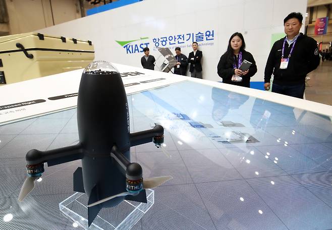 2월 26일 부산 해운대구 벡스코 제1전시장에서 열린 DSK 2025(드론쇼코리아)에서 관람객들이 니어스랩 부스에서 고속 요격 드론 카이든(KAiDEN)을 살펴보고 있다. 세계일보 자료사진