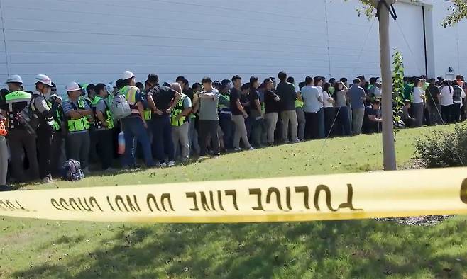 미국 이민세관단속국 ICE(U.S. Immigration and Customs Enforcement)가 조지아주 내 현대자동차그룹과 LG에너지솔루션 합작 배터리 공장 건설 현장의 한국인 직원 300여 명을 기습 단속·구금하는 영상을 공개했다. 사진=ICE 홈페이지 캡처