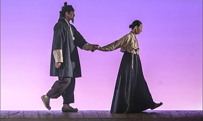 연극 ‘퉁소소리’에서 주인공 최척(박영민)과 옥영(정새별)이 밤길을 걷고 있다. 세종문화회관 제공