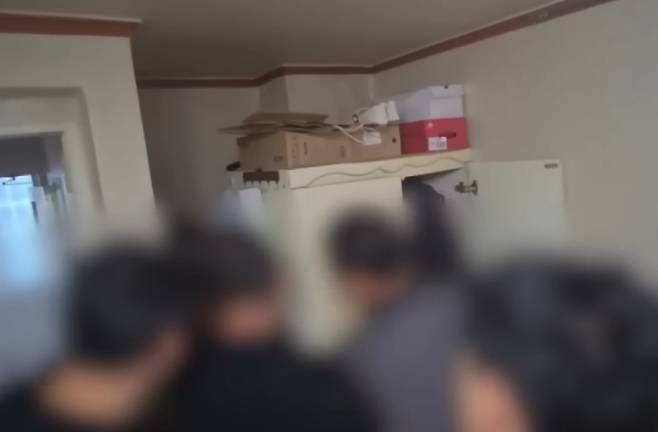 제주해양경찰청이 지난 9일 제주시 연동의 한 주택에서 밀입국 피의자 30대 중국인 남성을 검거하고 있다. SBS 보도화면 캡처