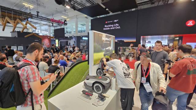 4일(현지시간) 유럽 최대 가전 전시회 ‘IFA 2025’가 열리는 독일 메세 베를린에서 진행된 로보락 신제품 출시 기자간담회에 인파가 몰려있다. 허진 기자