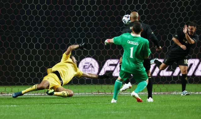 실드 유나이티드 골키퍼 이케르 카시야스가 13일 오후 서울 마포구 서울월드컵경기장에서 열린 '2025 아이콘매치: 창의 귀환, 반격의 시작' 이벤트 매치 1라운드에서 FC 스피어 골키퍼 잔루이지 부폰의 수비를 뚫고 골을 넣고 있다. 뉴스1