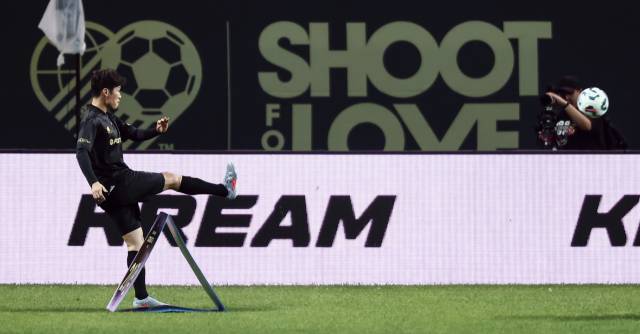 FC 스피어 박지성이 13일 오후 서울 마포구 서울월드컵경기장에서 열린 '2025 아이콘매치: 창의 귀환, 반격의 시작' 이벤트 매치 4라운드 커브 챌린지에서 공을 차고 있다. 뉴스1