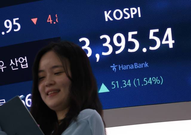 12일 서울 중구 하나은행 본점에서 직원들이 증시와 환율을 모니터 하고 있다. 연합뉴스