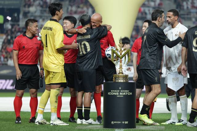 ‘외계인 심판’으로 불리는 피에를루이지 콜리나(왼쪽 다섯번째) 주심 호나우지뉴(왼쪽 네번째)가 14일 서울 마포구 서울월드컵경기장에서 열린 넥슨 아이콘 매치에서 포옹하고 있다. 사진제공=넥슨