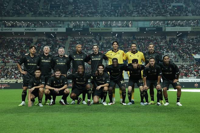 ‘2025 아이콘 매치: 창의 귀환, 반격의 시작’이 14일 서울월드컵경기장을 가득 메우며 성황리에 열렸다. 경기 전 기념 촬영을 하는 FC스피어 선수단. 사진제공｜넥슨