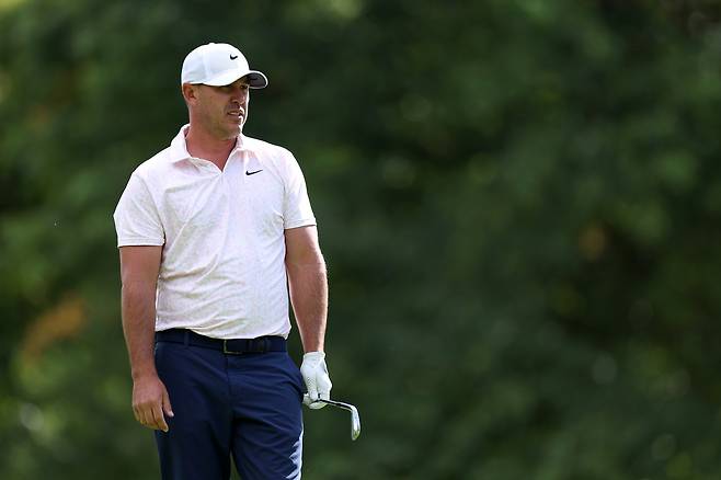 브룩스 켑카가 지난 13일 열린 DP월드투어 BMW PGA챔피언십 2라운드 도중 1번 홀에서 두 번째 샷을 한 뒤 날아가는 공을 바라보고 있다.
