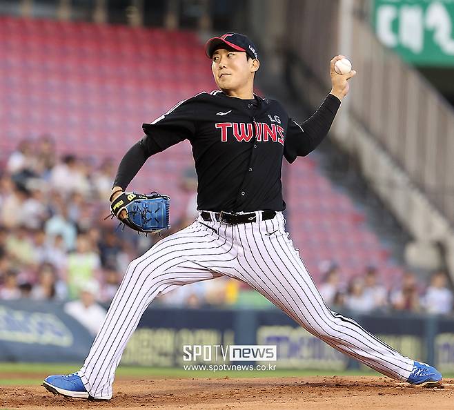 ▲ 염경엽 감독은 상황이 허락된다면 손주영의 불펜 테스트 가능성도 시사했다 ⓒ곽혜미 기자