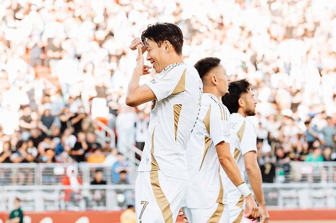 ▲ 체룬돌로 감독은 이 자리에서 "손흥민은 국가대표팀에서나 우리 팀에서나 매우 일관성이 있는 선수다. 빠르고, 깨끗하고, 단단하며, 항상, 정말 항상 위험하다"라며 엄지를 치켜세웠다. 여기에 LAFC 기존 에이스였던 부앙가도 손흥민의 합류 이후 시너지를 내면서 더욱 펄펄 날고 있다. ⓒ LAFC