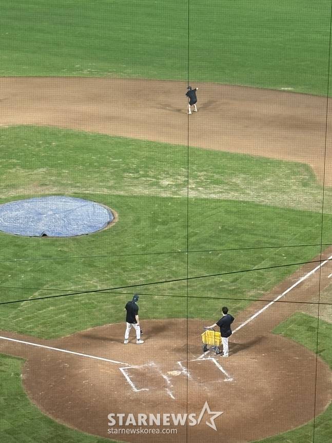 NC 서호철(위쪽)이 13일 창원 두산전 종료 후 그라운드에서 수비훈련을 받고 있다. /사진=양정웅 기자