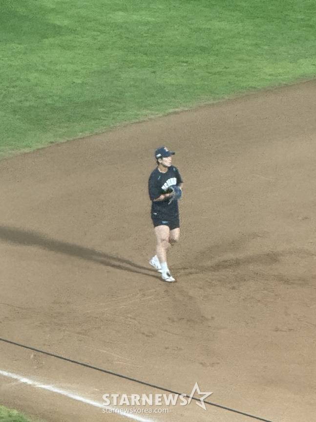NC 서호철이 13일 창원 두산전 종료 후 그라운드에서 수비훈련을 받고 있다. /사진=양정웅 기자