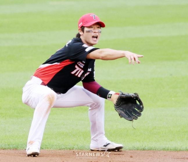 KIA 타이거즈 유격수 박찬호가 13일 잠실구장에서 열린 2025 신한 SOL KBO 리그 LG 트윈스와 KIA 타이거즈의 경기에서 2회말 문보경의 땅볼 타구를 처리하고 있다. /사진=강영조 선임기자