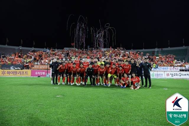 강원FC의 승리 세리머니. /사진=한국프로축구연맹 제공