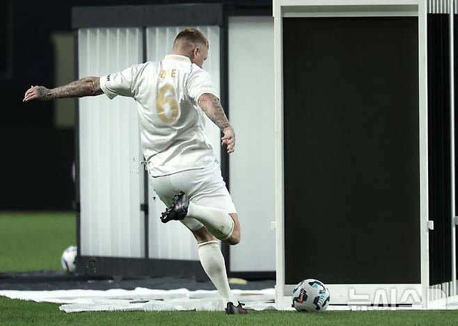 욘 아르네 리세가  지난 13일 서울월드컵경기장에서 열린  '2025 아이콘 매치: 창의 귀환, 반격의 시작' 이벤트 매치 '파워도르'에서 강하게 슈팅하고 있다. /사진=뉴시스