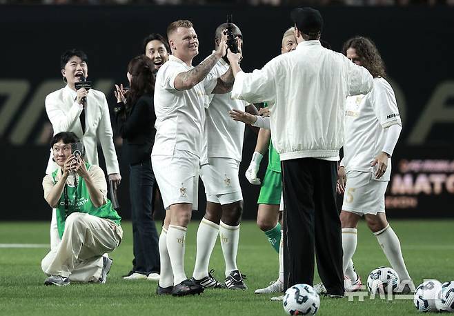 동료들의 축하를 받는 아르네 리세(가운데). /사진=뉴시스