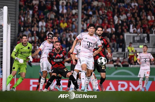 지난달 28일 독일축구협회(DFB) 포칼 1라운드 베헨 비스바덴전에 출전한 바이에른 뮌헨 김민재. 비스바덴은 독일 3부 팀인데, 김민재가 이번 시즌 선발로 출전한 유일한 경기 상대이기도 하다. /AFPBBNews=뉴스1