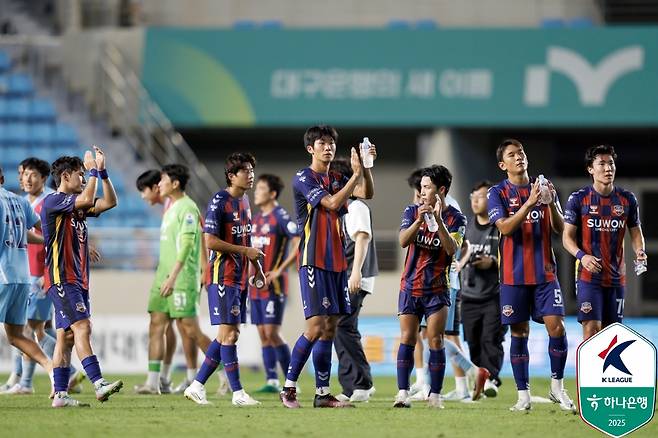 수원FC 선수단이 대구FC전이 끝난 뒤 관중들에게 인사하고 있다. /사진=한국프로축구연맹 제공