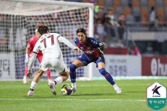 오후성(왼쪽)이 14일 오후 7시 수원종합운동장에서 열린 하나은행 K리그1 2025 29라운드 경기 중 최규백을 상대로 드리블 돌파를 시도하고 있다. /사진=한국프로축구연맹 제공