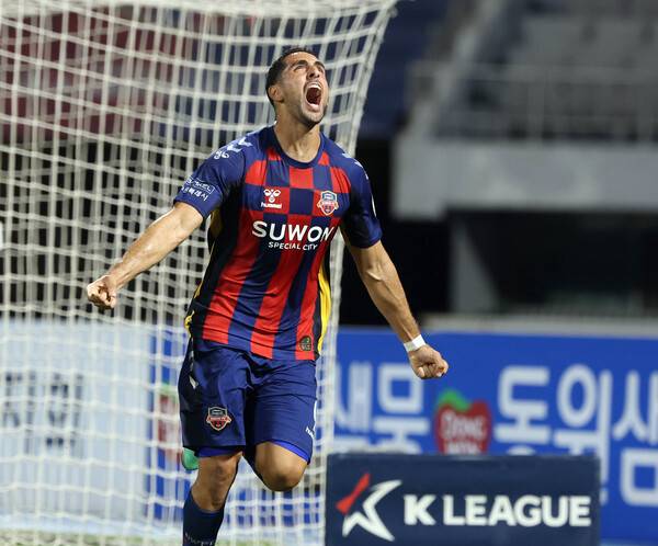 수원FC, 전반전 싸박이 골을 성공시키고 환호하는 모습.