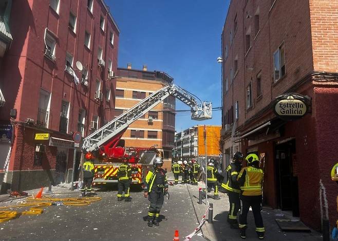 마드리드 카페 폭발 사고 현장에서 구조대가 작업중이다. [마드리드 응급구조대 엑스(X·옛 트위터) 캡처. 재판매 및 DB금지]