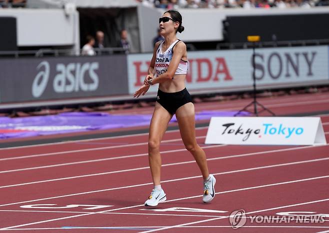 최경선, 도쿄 세계선수권 여자 마라톤 29위 (도쿄 로이터=연합뉴스) 최경선이 14일 일본 도쿄에서 열린 2025 세계육상선수권 여자 마라톤에서 결승선을 통과하고 있다. 이날 최경선은 29위에 올랐다.