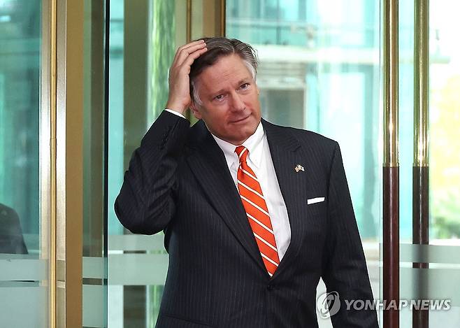 외교부 들어서는 미 국무부 부장관 (서울=연합뉴스) 신준희 기자 = 크리스토퍼 랜도 미 국무부 부장관이 14일 조현 외교장관과의 면담을 위해 종로구 정부서울청사 별관에 위치한 외교부를 방문하고 있다. 2025.9.14 hama@yna.co.kr