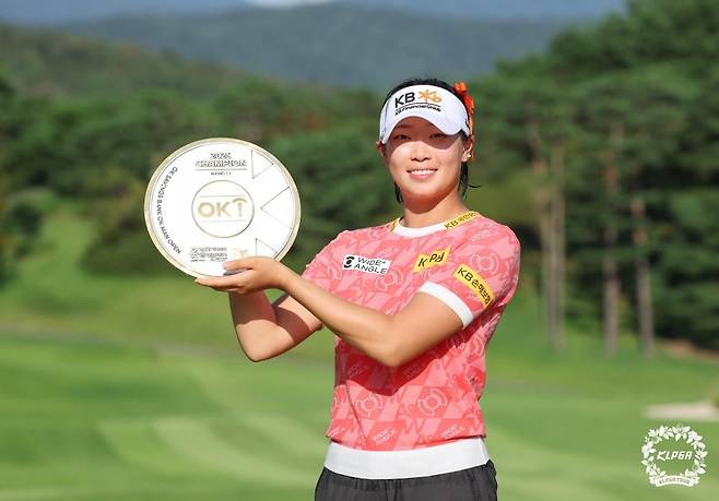 우승 트로피 든 방신실 방신실이 14일 경기도 포천시 아도니스 컨트리클럽(파72·6천598야드)에서 열린 한국여자프로골프(KLPGA) 투어 OK저축은행 읏맨오픈에서 우승한 뒤 트로피를 들고 포즈를 취하고 있다. [KLPGA 투어 제공. 재배포 및 DB 금지]