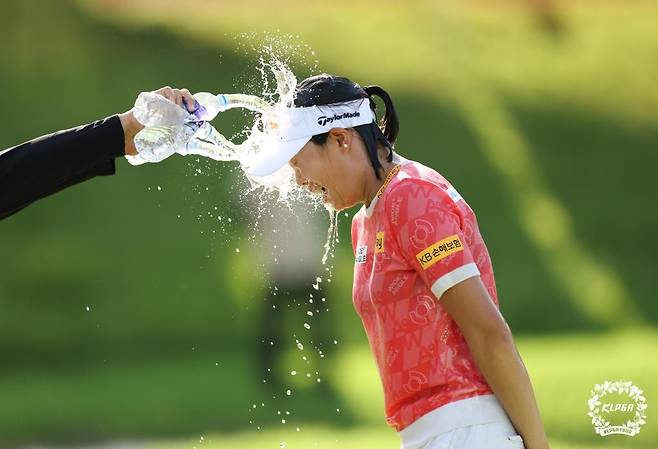 시원한 물세례 방신실이 14일 경기도 포천시 아도니스 컨트리클럽(파72·6천598야드)에서 열린 한국여자프로골프(KLPGA) 투어 OK저축은행 읏맨오픈에서 우승한 뒤 물세례를 맞고 있다. [KLPGA 투어 제공. 재배포 및 DB 금지]