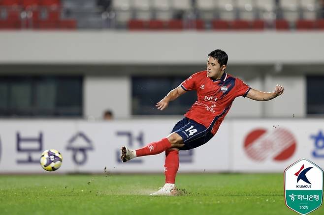 김천 이동경의 페널티킥 장면. [한국프로축구연맹 제공. 재판매 및 DB 금지]