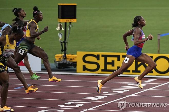 제퍼슨, 압도적인 레이스 (도쿄 AP=연합뉴스) 제퍼슨(오른쪽)이 14일(한국시간) 일본 도쿄 국립경기장에서 열린 2025 도쿄 세계육상선수권 여자 100ｍ 결선에서 가장 먼저 결승선을 통과하고 있다.