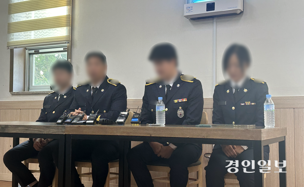 고(故) 이재석 경사의 동료 경찰관들이 15일 이 경사 장례식장에서 기자회견을 열고 ‘윗선으로부터 당시 상황에 대해 함구하라’는 지시를 받았다고 설명했다. 2025.9.15 /조경욱기자 imjay@kyeongin.com