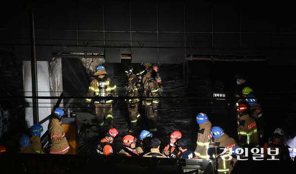 정부는 소방관 정신건강을 위해 다양한 심리지원 대책을 내놓고 있지만, 경기도 소방관들은 만성적인 인력 부족 속에서 동료에게 짐이 될까 도움 요청을 망설이고 있다. 사진은 사고현장을 수색하고 있는 소방대원 모습. /경인일보DB