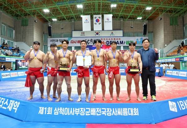 15일 강원도 삼척시 삼척체육관에서 열린 ‘제1회 삼척이사부장군배전국장사씨름대회’ 남자일반부 단체전에서 우승을 차지한 광주시청이 최기선 감독(오른쪽 첫번째)과 함께 기념사진을 찍고 있다. 2025.9.15 /대한씨름협회 제공