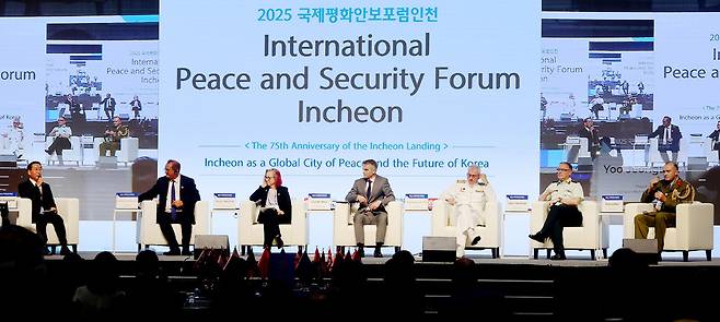 ▲ 15일 인천 연수구 송도컨벤시아에서 열린 '2025 국제평화안보포럼 인천'에 참석한 유정복 인천시장이 리더 세션을 주재하고 있다. 이번 세션은 '75년 전 연대, 지속가능한 협력과 미래지향적 평화'를 주제로 열렸다. 참석자들은 '평화를 향한 연대와 협력 선언'을 공동 채택하고 선언문에 서명하며 "오늘의 연대가 내일의 평화를 연다"는 메시지를 전했다. /양진수기자 photosmith@incheonilbo.com