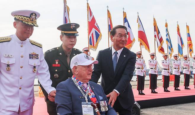 ▲ 15일 인천 중구 내항 8부두 특설무대에서 열린 '제75주년 인천상륙작전 전승 기념식'에서 유정복 시장과 강동길 해군참모총장, 레그 샤프 서호주해군협회 6·25전쟁 참전용사가 입장하고 있다. /이호윤 기자 256@incheonilbo.com