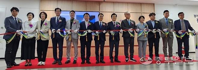 김동연 경기도지사, 김동근 의정부시장, 박지혜·이재강 국회의원, 정동영 통일부장관 등내빈들이 경기권 통일플러스센터 개관식에서 테이프를 자르고 있다. 사진=김창학기자