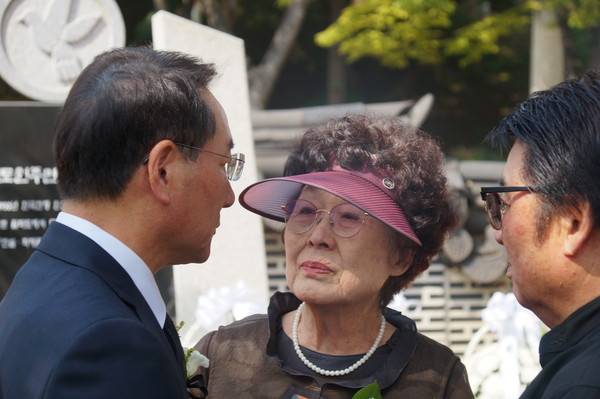 유정복 인천시장(왼쪽) 만나 귀향 대책 촉구하는 월미도 원주민들. [사진=이장원 기자]