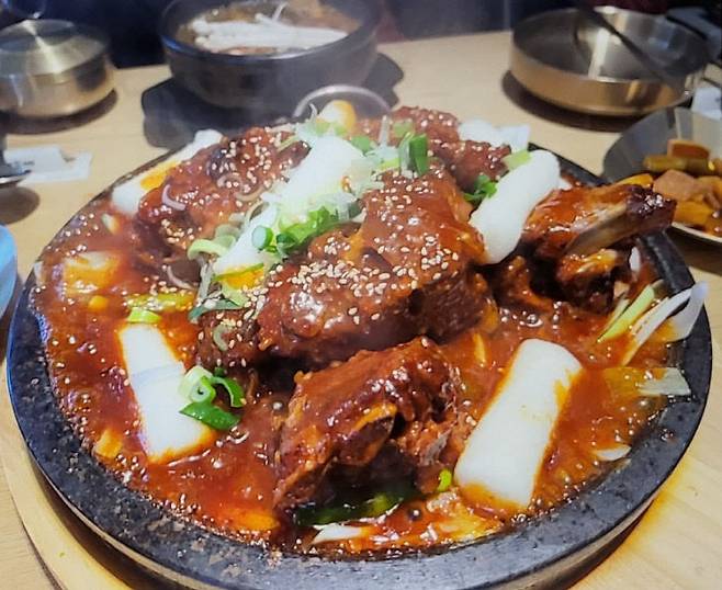 맥반석 불뼈구이. (사진= 김영복 연구가)