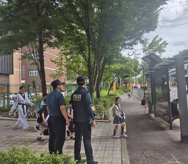 9월 15일 대전 천동초등학교 교문에서 경찰이 초등학생 하굣길을 지키고 있다.(사진=이승찬 수습기자)